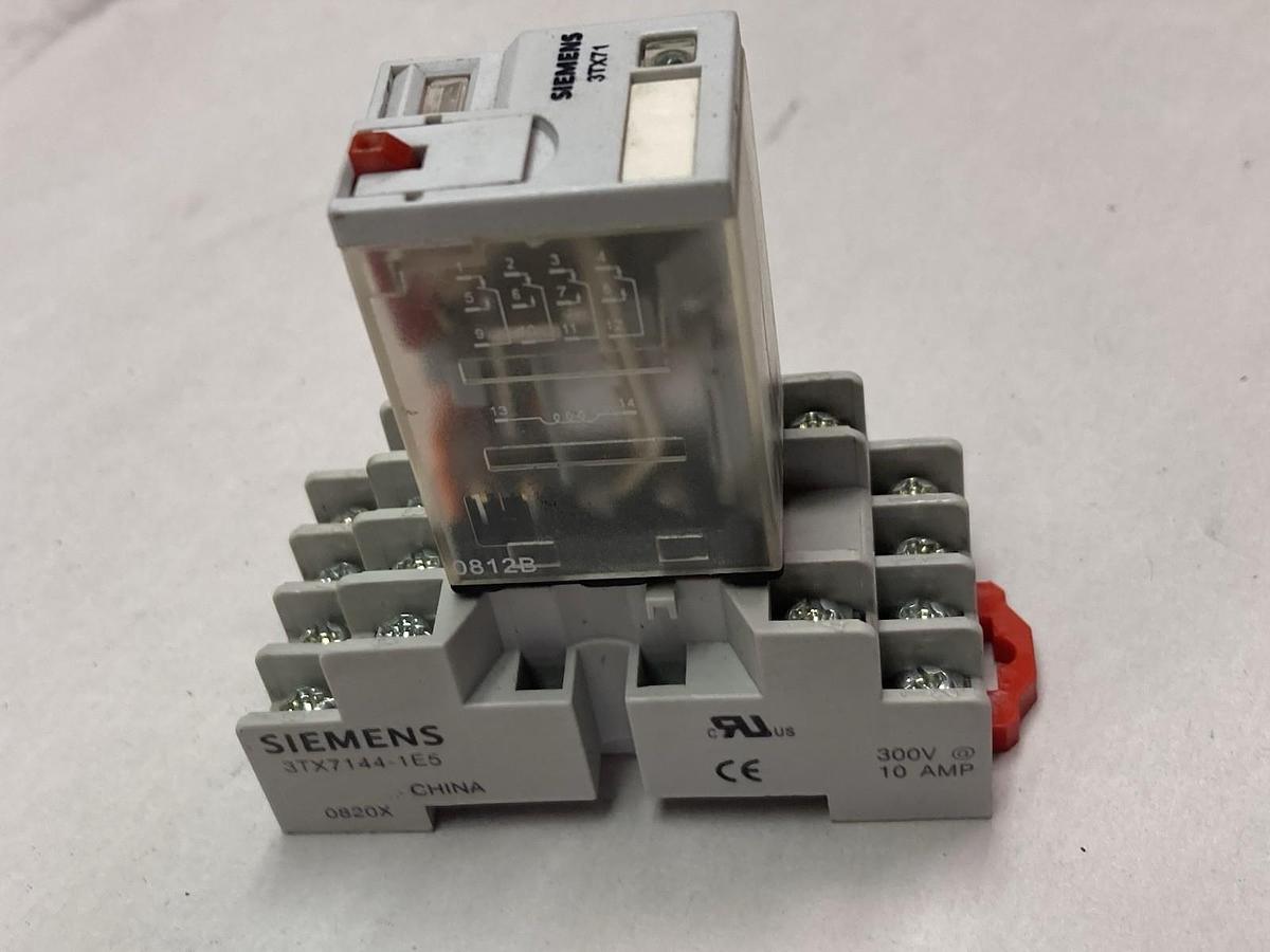 Siemens,3TX7144-1E5,Base w/ 3TX7111-3PC03 Plug-In Relay 300V 10A