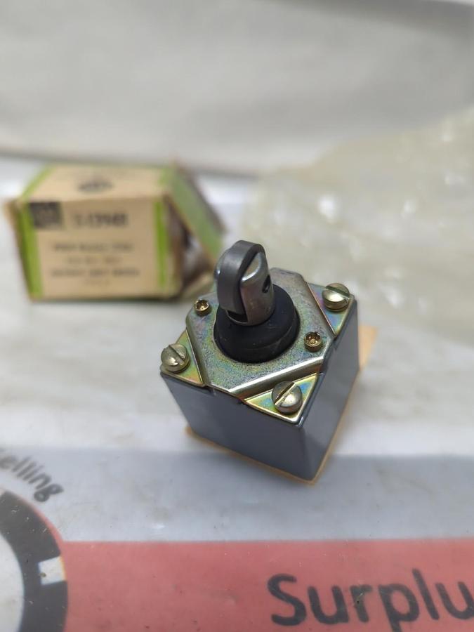 ALLEN BRADLEY,Z-13948,PUSH BUTTON ROLLER HEAD TYPE C BUL 802T NOS