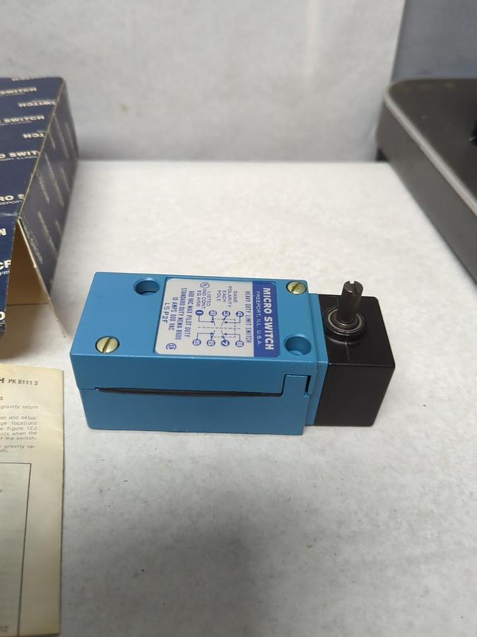 MICRO SWITCH,LSP2F,LIMIT SWITCH 10 AMP 600 VAC NEMA B600 NOS