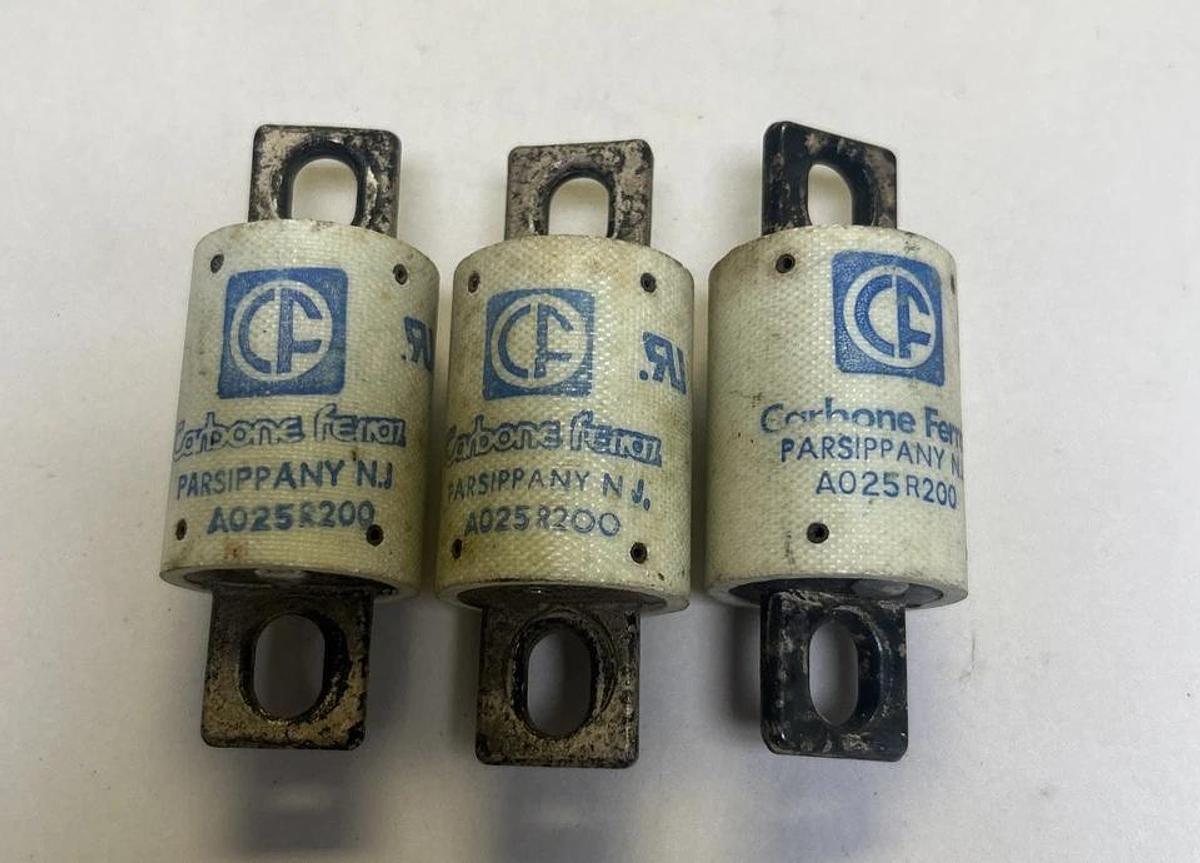 Used CARBONE FERRAZ,A025R200,FUSE 200A 250V LOT OF 3