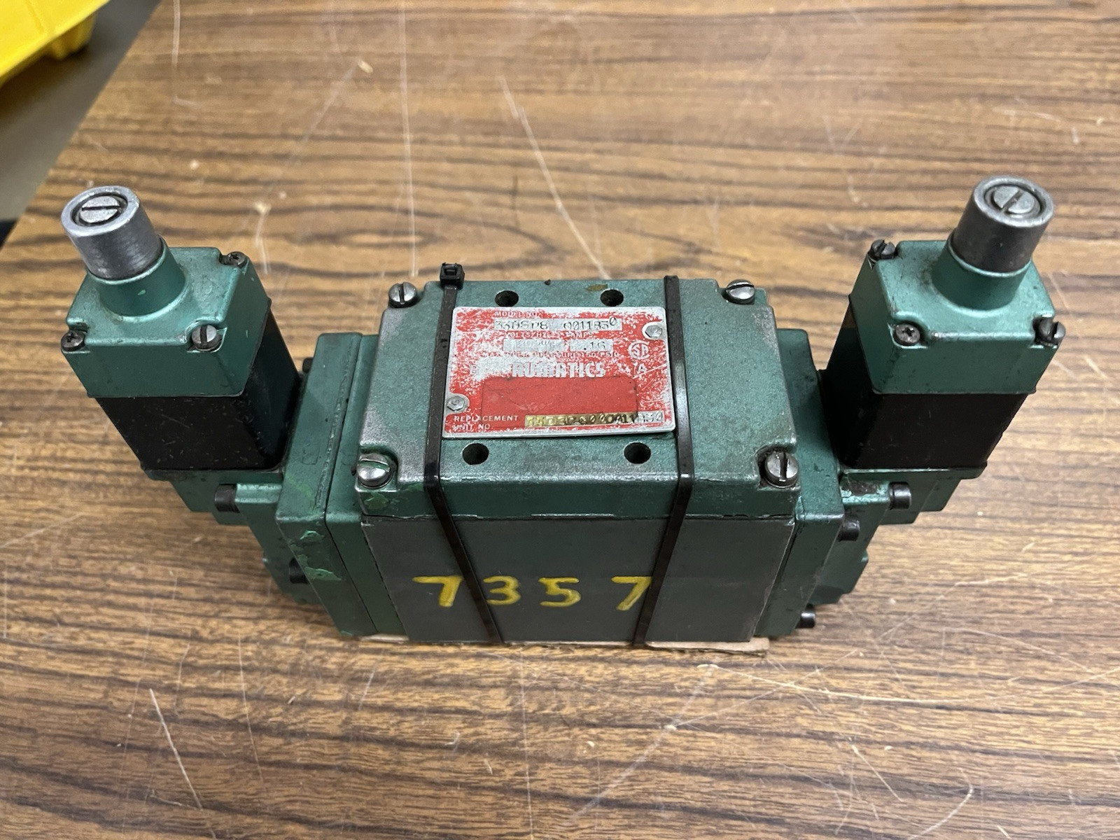 Used NUMATICS,33DSP8-001B30,PNEUMATIC SOLENOID VALVE 120V 33DSP8000-11B30