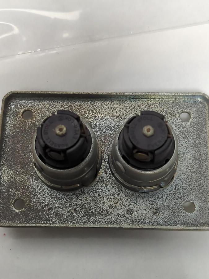 RUSSELLSTOLL,8773,RECEPTACLE 3-WIRE 20A 250V NOS