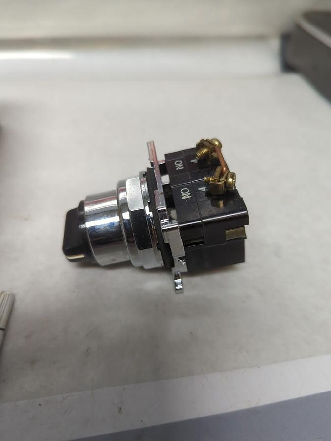 CUTLER-HAMMER,10250T21KB,SELECTOR SWITCH 3-POS BLACK NOS