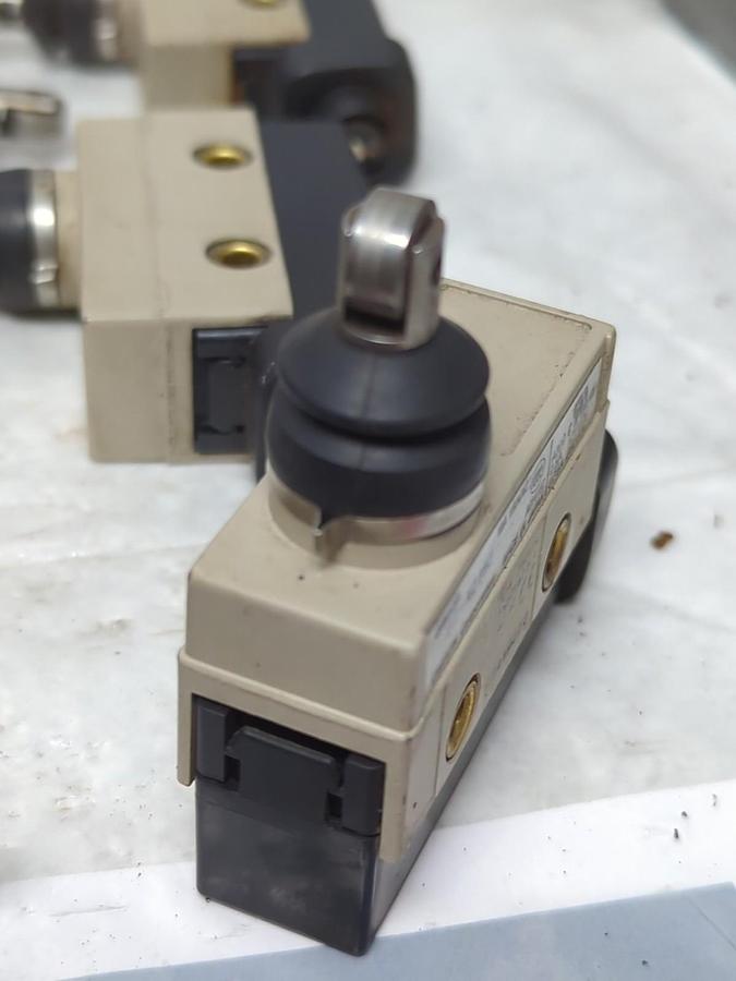 Used OMRON,ZC-N2255,ROLLER LIMIT SWITCH 250VAC 10AMP LOT OF 16 PRE-OWNED