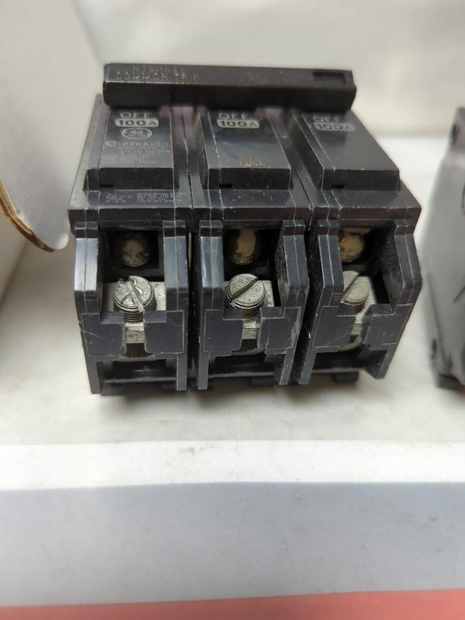 Used GENERAL ELECTRIC,THQB320100,CIRCUIT BREAKER 35 AMP 3-POLE LOT OF 2 PRE-OWNED