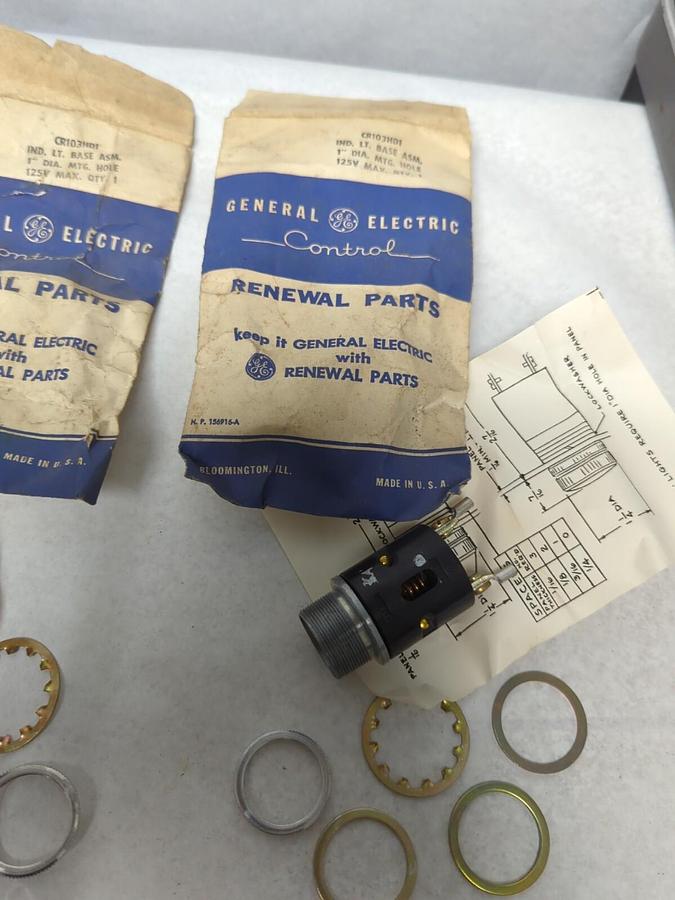GENERAL ELECTRIC,CR103HD1,INDICATING LIGHT SOCKET 1 INCH DIAM 125V LOT OF 2 NOS