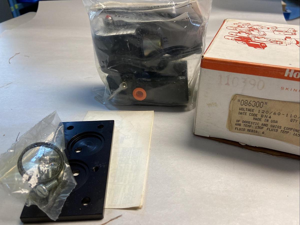 Used Honeywell,086300,Solenoid with 7341LAKDGNM0 Valve 1/8 IN 1/4 IN NPT 110/120V NOS