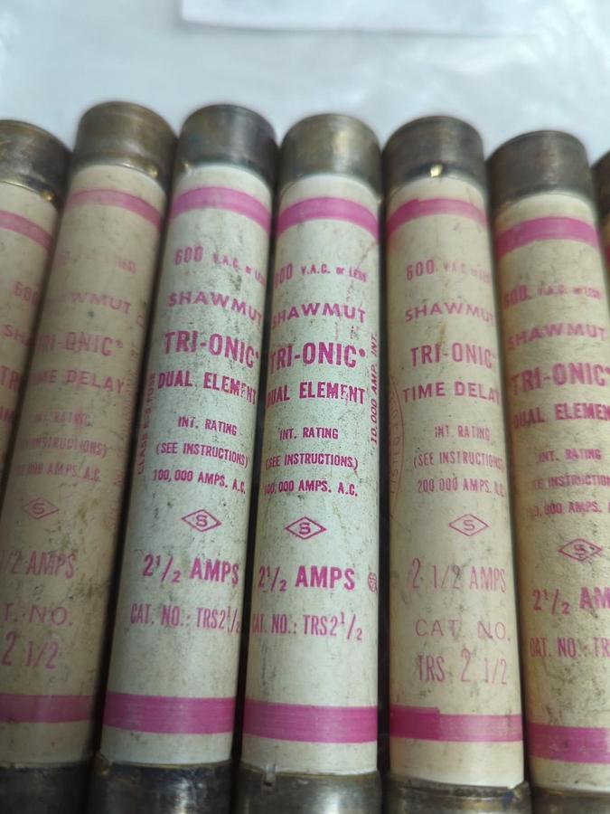 Used GOULD SHAWMUT,TRS-2-1/2,TRI-ONIC 2-1/2 AMP FUSE LOT OF 7 PRE-OWNED