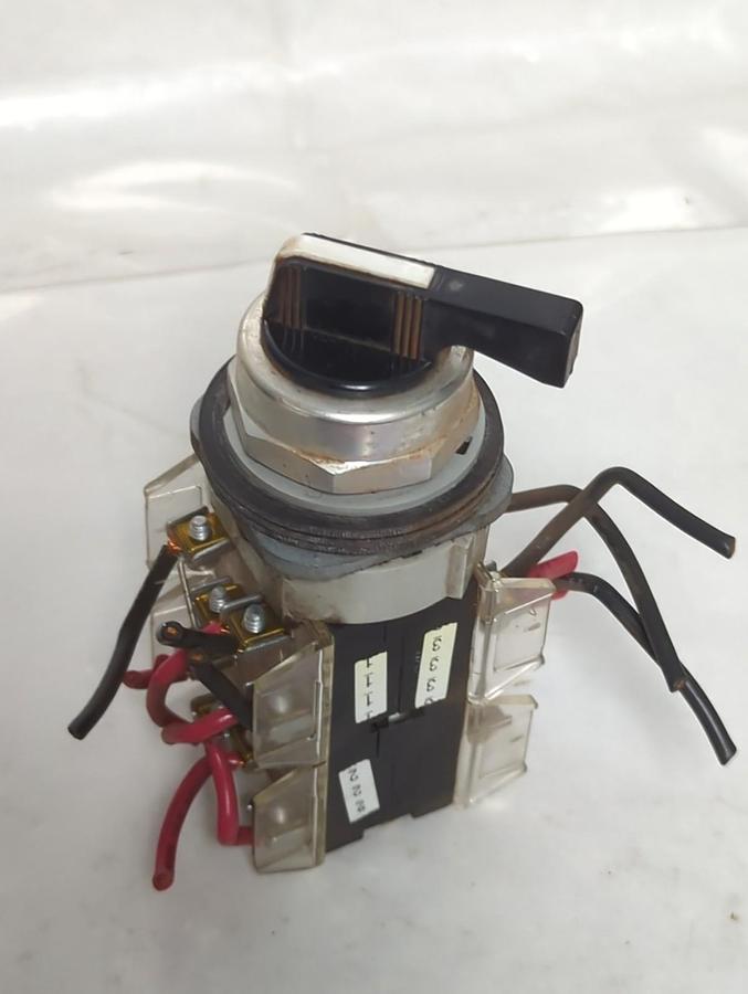 Used ALLEN BRADLEY,800T-H17,SELECTOR SWITCH SERIES T PRE-OWNED