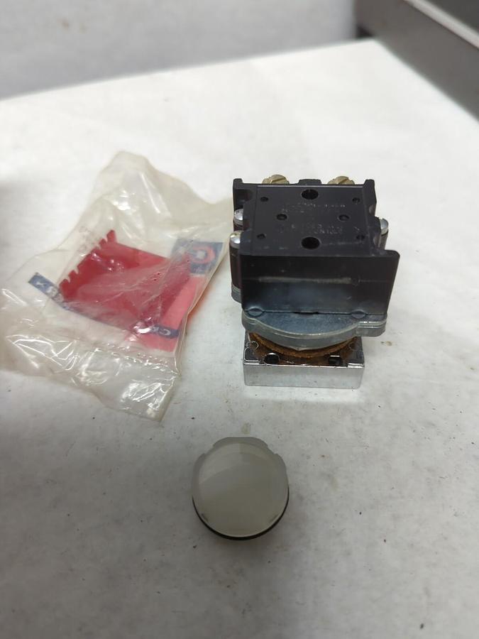 EATON CUTLER-HAMMER,E30BM,COMPACT PUSHBUTTON WITH INDICATOR LIGHT 12V NOS