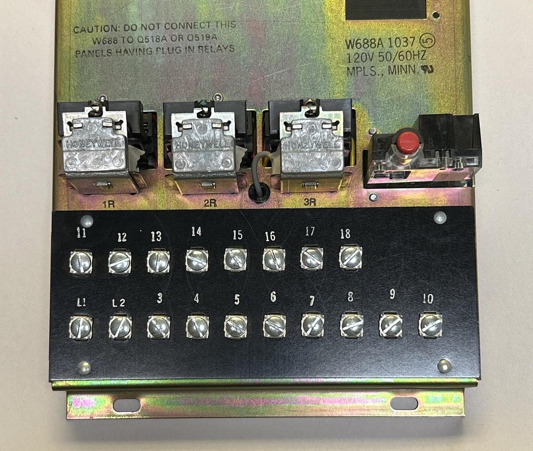 Used HONEYWELL,W688A1037,PURGE PANEL MULTI-BURNER MODULE