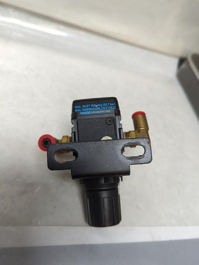 Used WILKERSON,R08-02-F0G0,COMPRESSED AIR REGULATOR 0-150 PSI PRE-OWNED