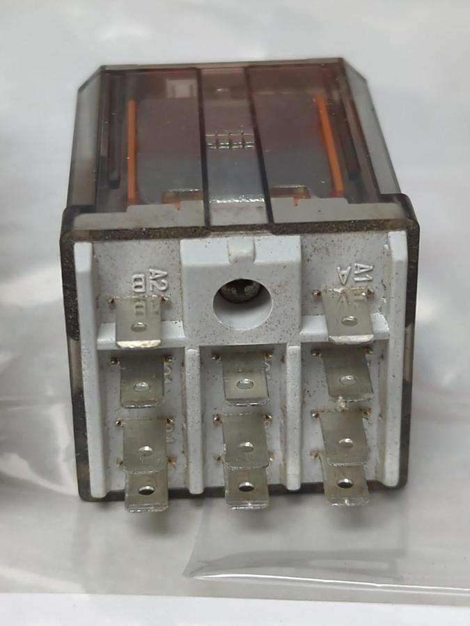 ALLEN BRADLEY,700-HB33A1,RELAY SERIES E 120VAC 50/60HZ LOT OF 2 NOS