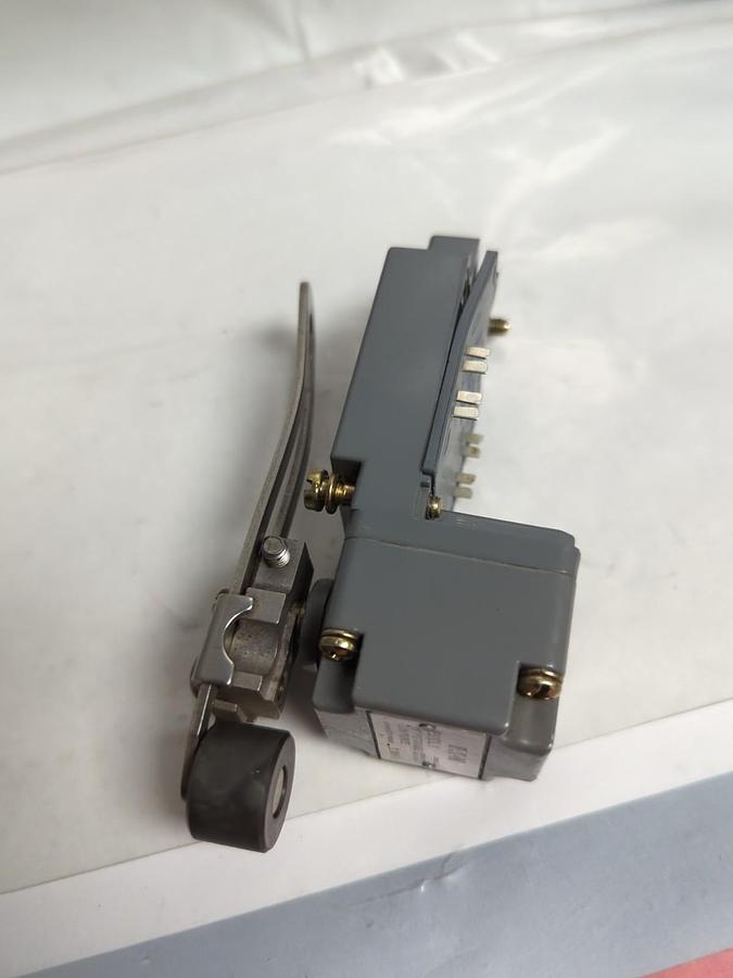 Used EATON,E50SA,LIMIT SWITCH BODY WITH E50DL1 OPERATING HEAD PRE-OWNED