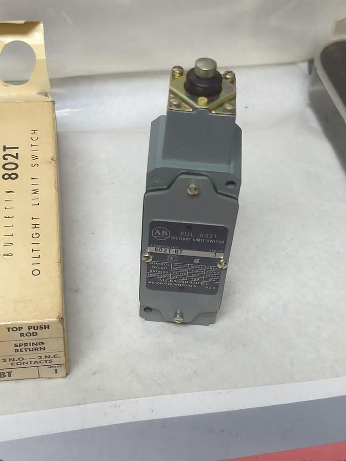 ALLEN-BRADLEY,802T-BT,OILTIGHT LIMIT SWITCH TOP PUSH ROD SPRING RETURN NOS