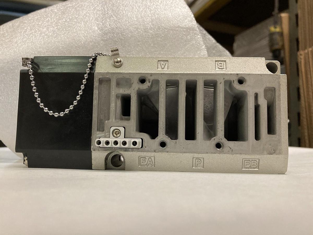 SMC,SPF0381-04-D,Plug-In 1/2 INCH Subplate