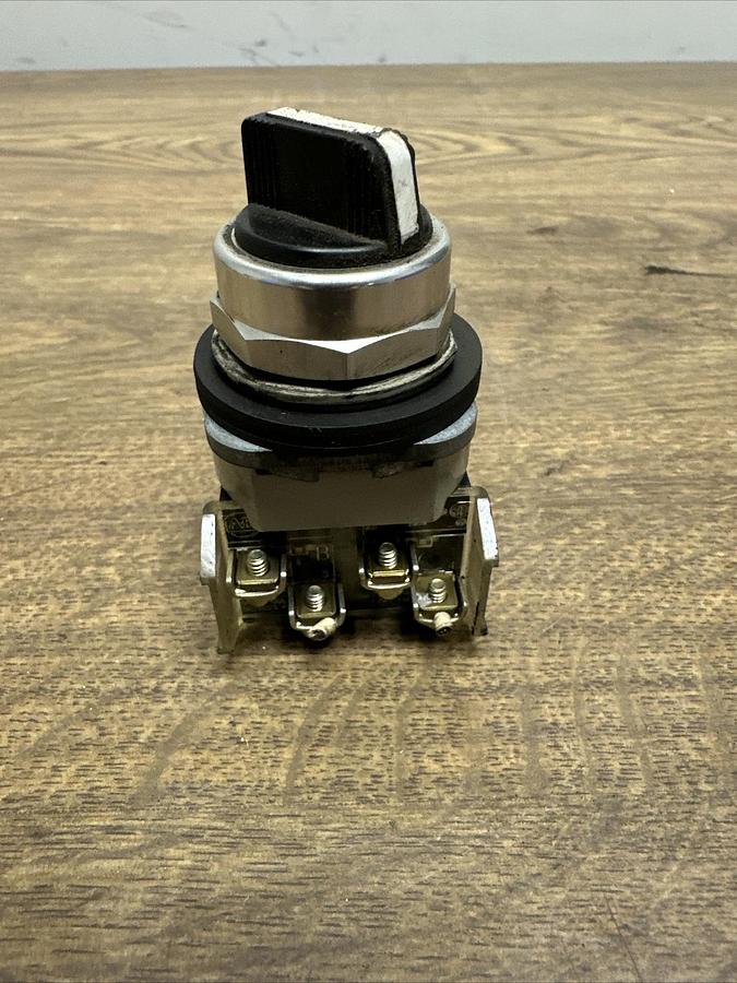 Used Allen Bradley,800T-H17,Two Position Selector Switch
