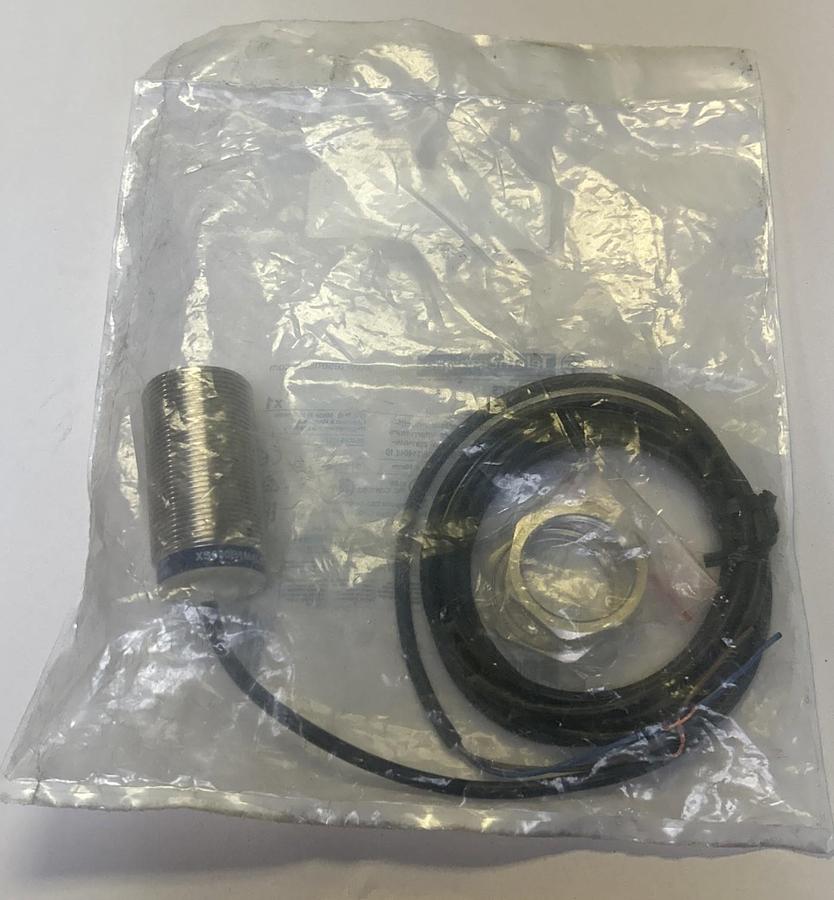 Used TELEMECANIQUE,XS630B1MAL2,PROXIMITY SENSOR NEW