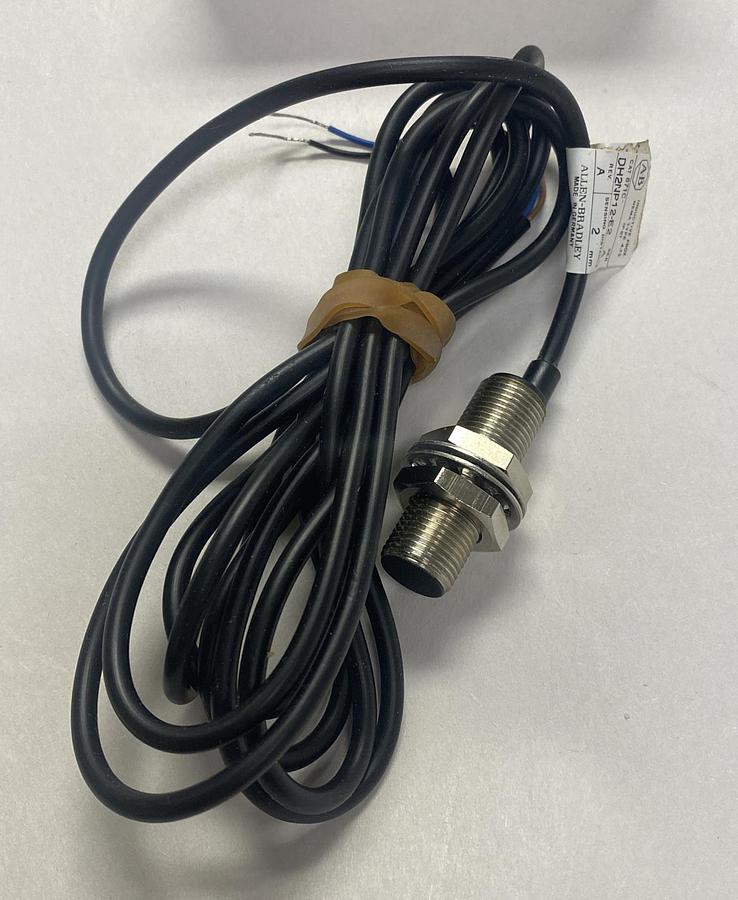 Used ALLEN BRADLEY,871C-DH2NP12-E2,SER A REV A PROXIMITY SWITCH NEW