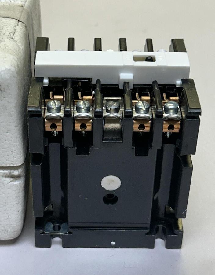 Used GENERAL ELECTRIC,CR120AD04048AA,RELAY 24VDC NEW