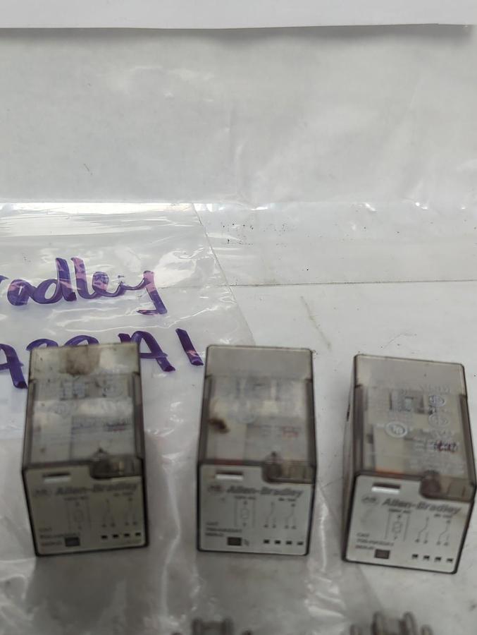 Used ALLEN BRADLEY,700-HA32A1,PLUG IN RELAY 8-PIN LOT OF 7 PRE-OWNED