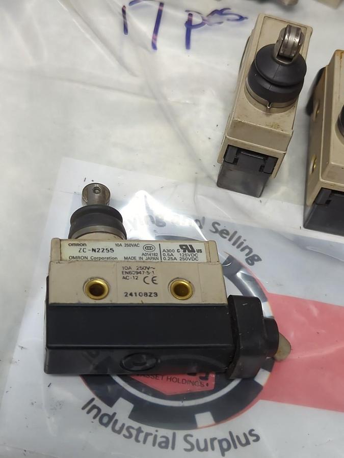 Used OMRON,ZC-N2255,ROLLER LIMIT SWITCH 250VAC 10AMP LOT OF 17 PRE-OWNED