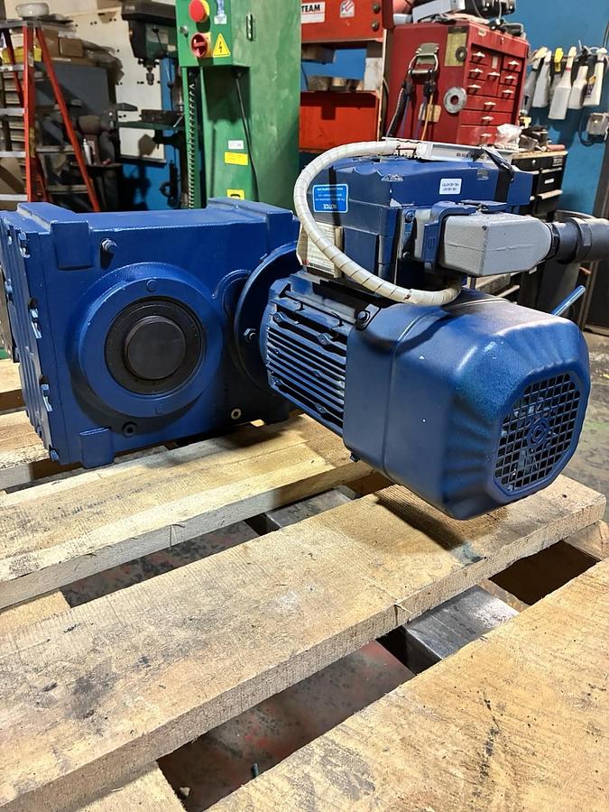 Used SEW EURODRIVE,FA77/G DRE90L4BE2HR/MM15/IV,GEAR MOTOR 1.5kW RATIO 94.93