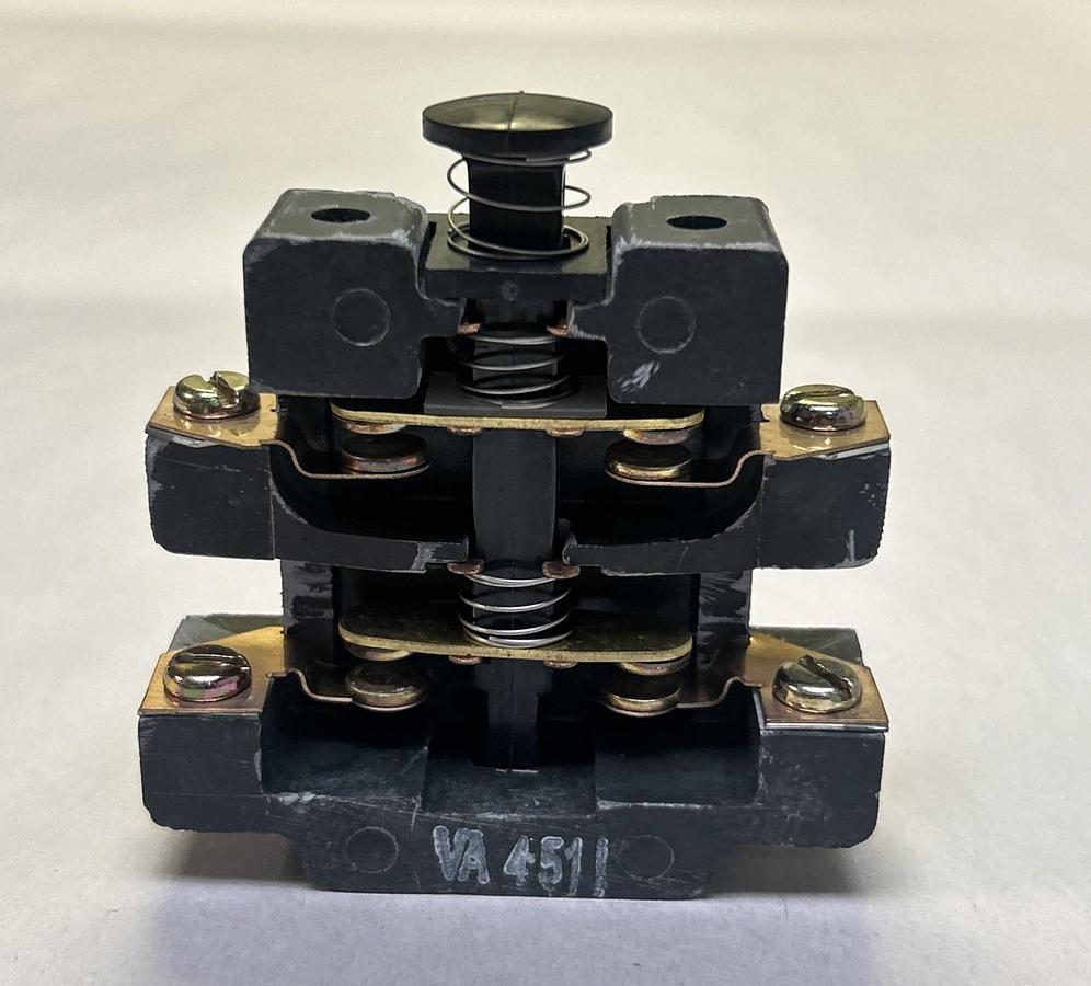 Used GENERAL ELECTRIC,136C2511-1,AUXILIARY CONTACT BLOCK 600V