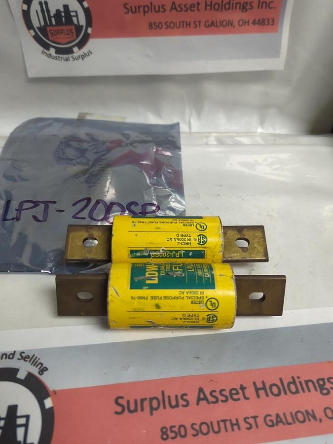 Used COOPER BUSSMANN,LPJ-200SP,LOW-PEAK FUSE 200 AMP LOT OF 2 PRE-OWNED