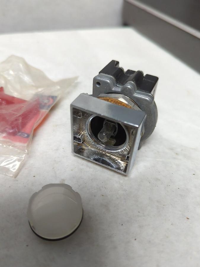 EATON CUTLER-HAMMER,E30BM,COMPACT PUSHBUTTON WITH INDICATOR LIGHT 12V NOS