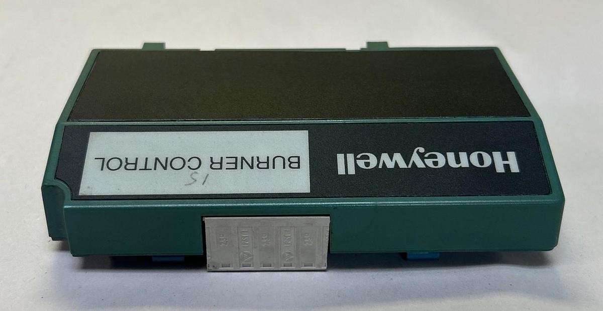Used HONEYWELL,S7820A1007,REMOTE RESET MODULE