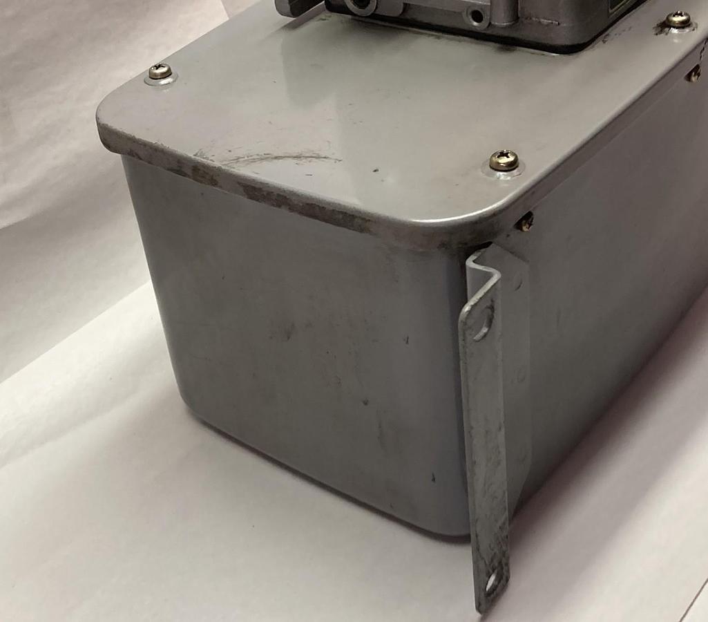 Used Showa,LCB-4 7986E,Lubrication Unit 1.2MPa 100V 50/60Hz 0.1 L/min