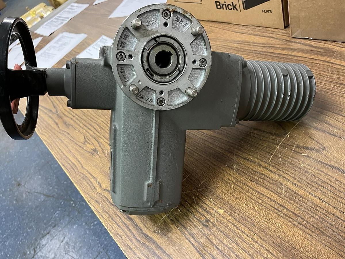 Used AUMA,SARO7.5,SWIVEL ACTUATOR DRIVE 45 TORQ 13 RPM w VDR63-4/45 Motor