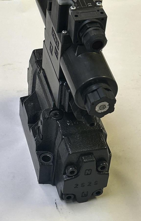 Used NACHI,DSS-G04-C6S-ARY-D2-22,HYDRAULIC DIRECTIONAL CONTROL VALVE