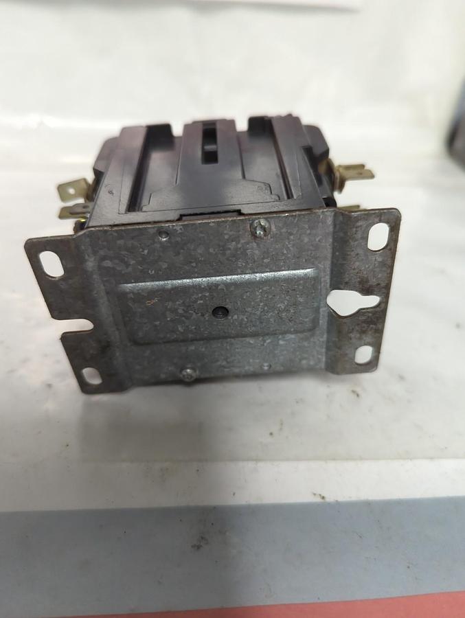 Used HONEYWELL,DP3040B 5001,DEFINITE PURPOSE CONTACTOR PRE-OWNED