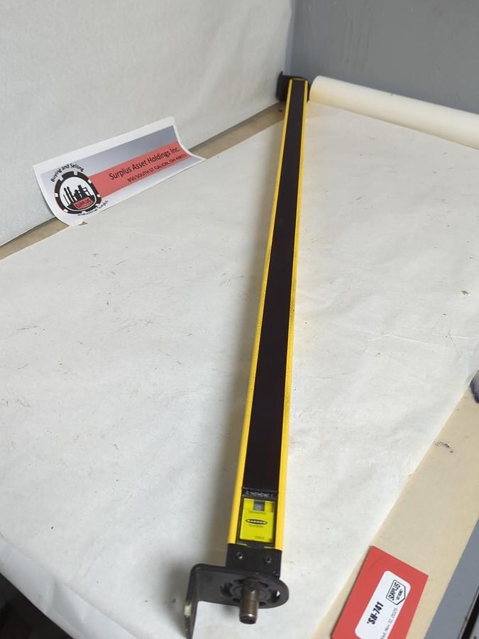 Used BANNER,SLSE30-900Q8,EZ-SCREEN LIGHT CURTAIN EMITTER PRE-OWNED