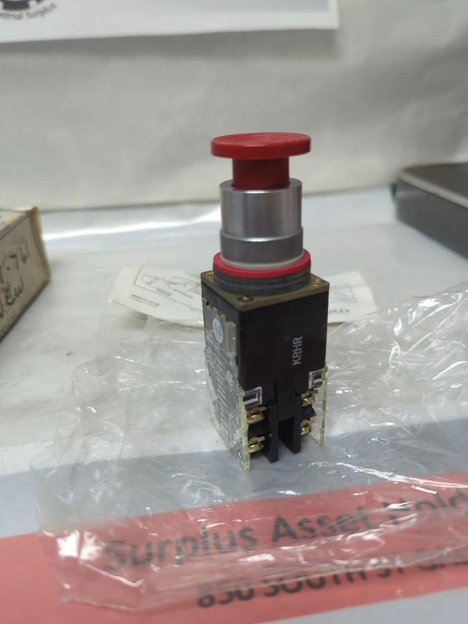 ALLEN BRADLEY,800MR-D6,SMALL ROUND MUSHROOM PUSHBUTTON RED CAP NOS