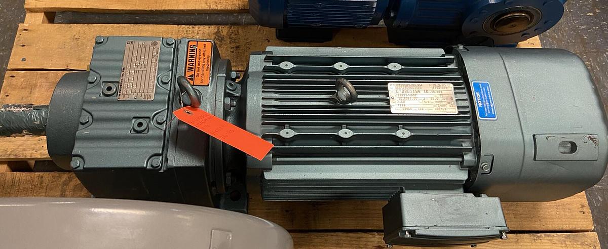 SEW EURODRIVE,R77DRE132M4BE11TH,GEAR REDUCER RATIO 7.74 7.5HP