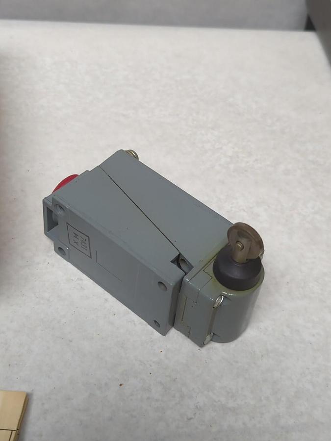 SQUARE D,B62F,TURRET HEAD LIMIT SWITCH SERIES A CLASS 9007 NOS