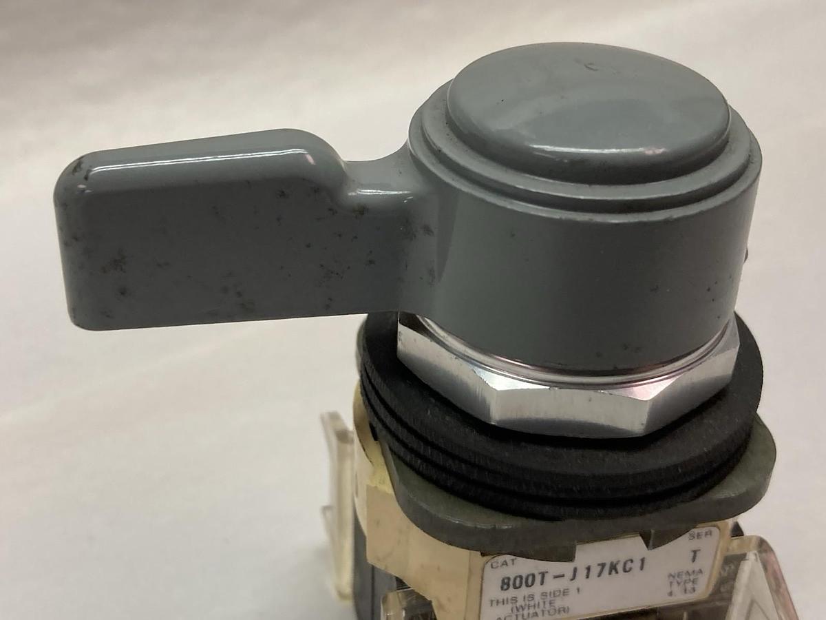 Used Allen Bradley,800T-J17KC1,3-Position Maintained Knob Ser T