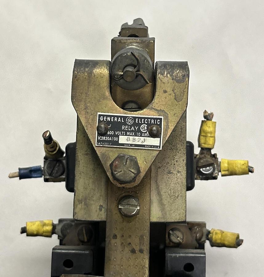 Used GENERAL ELECTRIC,IC2820A100BB2J,RELAY 10AMP 600V