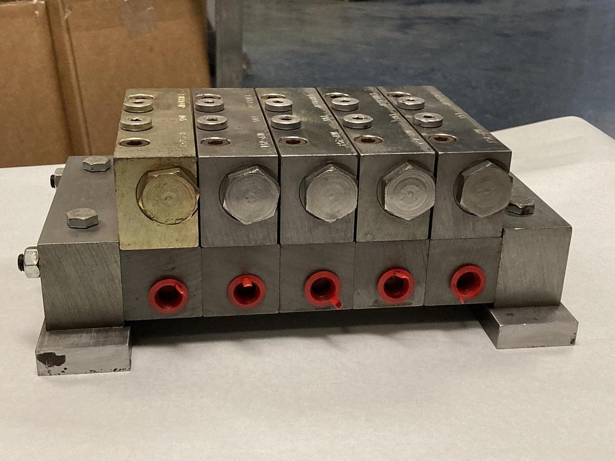 Used Lubriquip,MXP-75T x4  MXP-25T,Divider Valve 3000 PSI Max