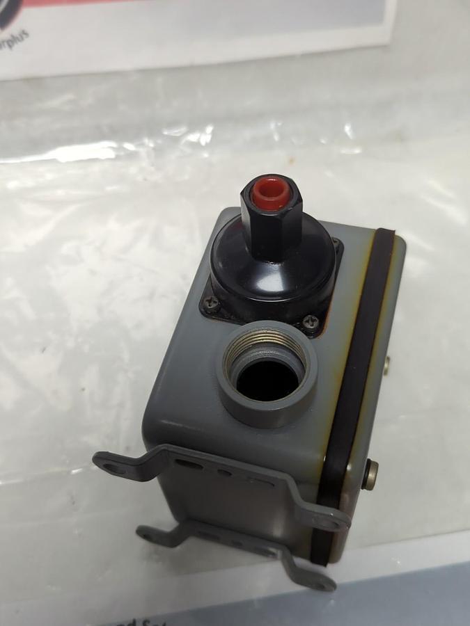 Used JOHNSON CONTROLS,P72CE,MODEL 3 PENN AUTOMATIC CONTROLLER PRE-OWNED