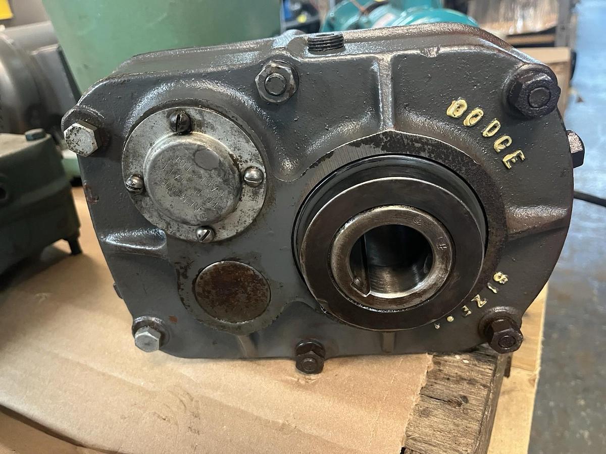 Used DODGE,SIZE 1,TORQUE ARM SPEED REDUCER RATIO 15 INPUT 1HP 1750RPM