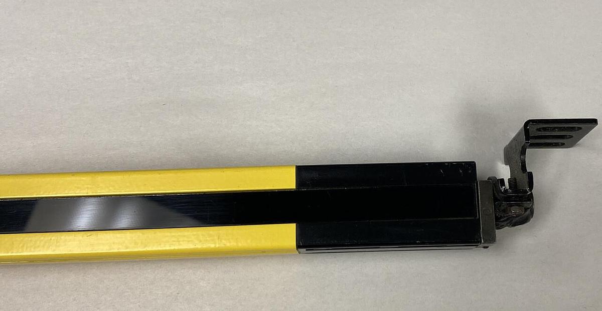 Used Banner,SLPE25-1110P8,Light Curtain Emitter 24 VDC Res 25mm Range: 0.1 to 7 m