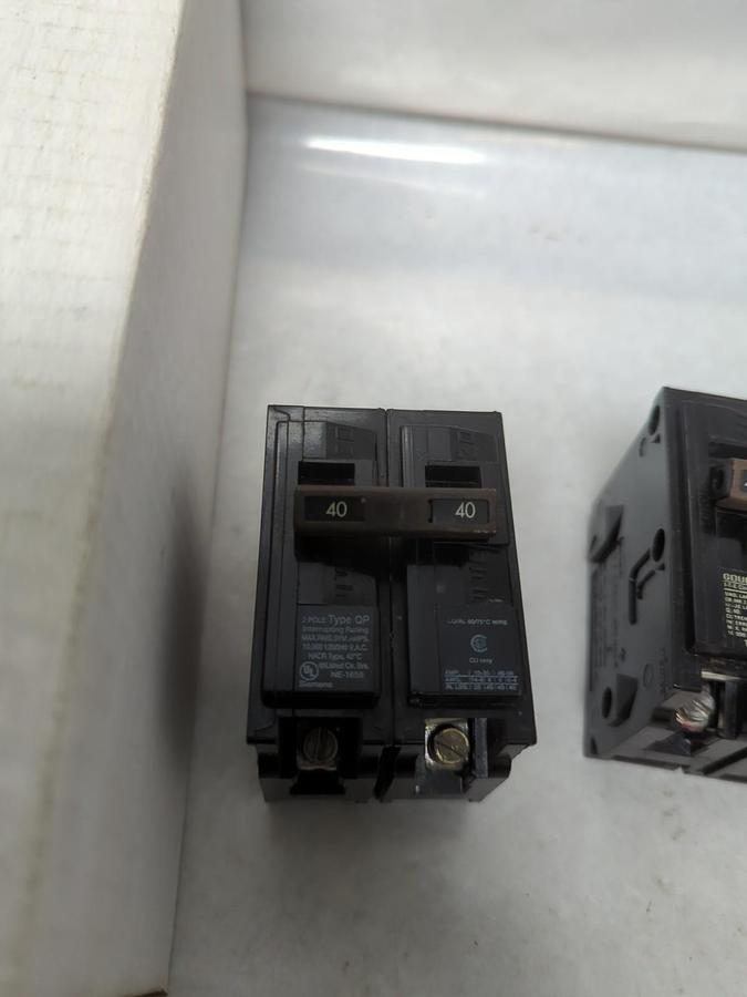Used SIEMENS,Q240,CIRCUIT BREAKER 40 AMP 2-POLE LOT OF 3 PRE-OWNED