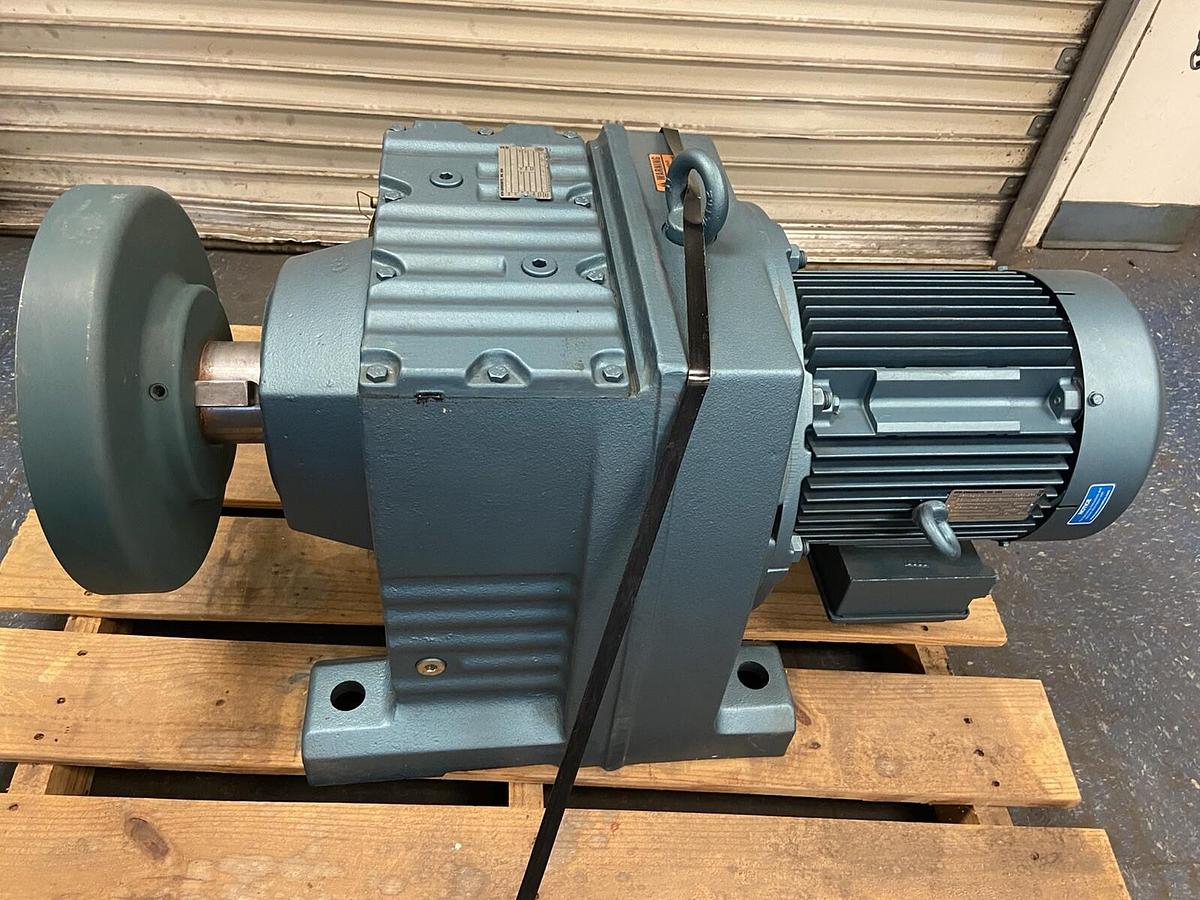 Used Sew Eurodrive,R137DV132M6,GearMotor Ratio 103.20 1170/11RPM Motor 5Hp 230/460V