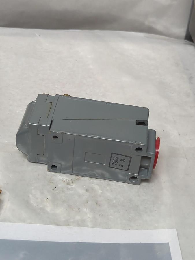 SQUARE D,B6282,SERIES A LIMIT SWITCH 10 AMP NOS