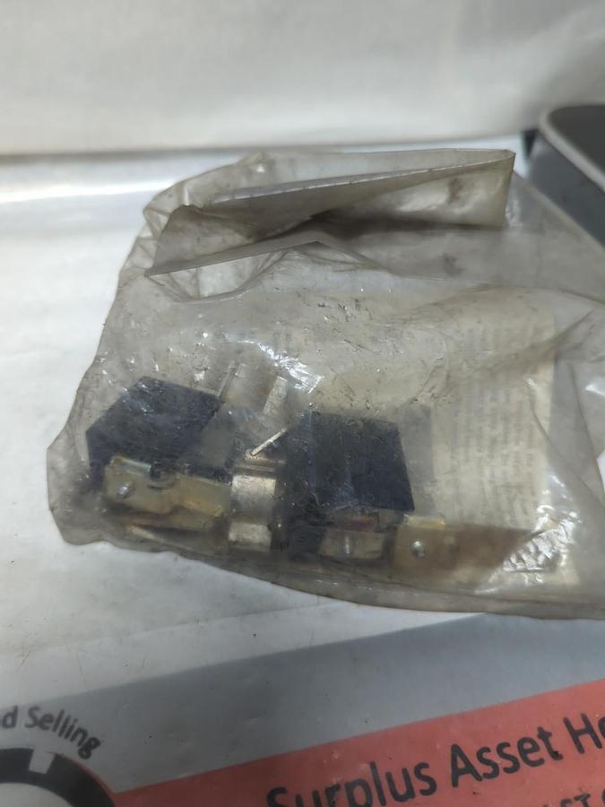 GENERAL ELECTRIC,THC31S61,FUSE CLIP ASSEMBLY 30A 600V MOD. 1 NOS