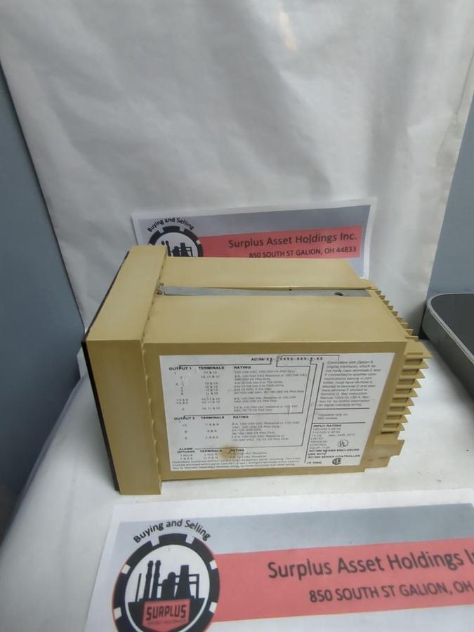 Used BARBER-COLMAN,560 DIGITAL TEMPERATURE CONTROLLER PRE-OWNED